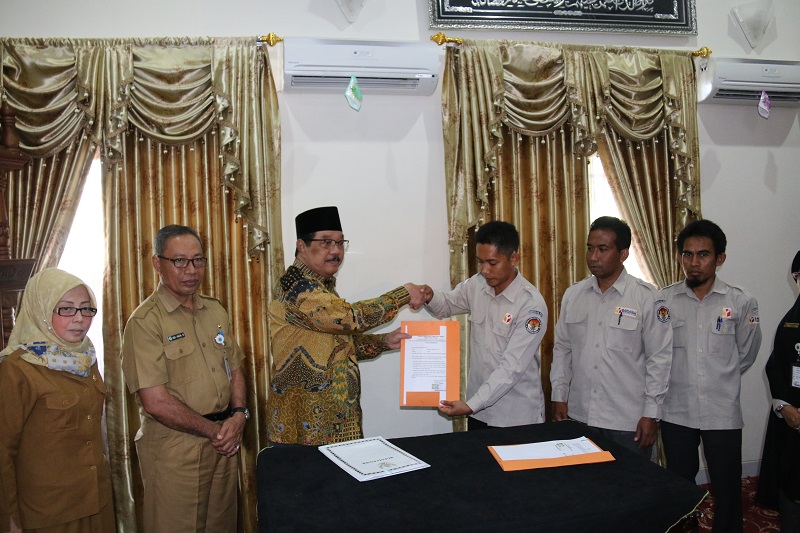 Ketua Panwaslu Serahkan Naskah Pakta Integritas Penggunaan Dana Hibah Pilkada