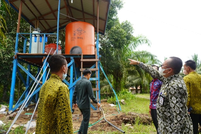 Tinjau Sarana dan Prasarana Desa, Romif Apresiasi Tehnik Pengelolaan Air Bersih Desa Bai Jaya