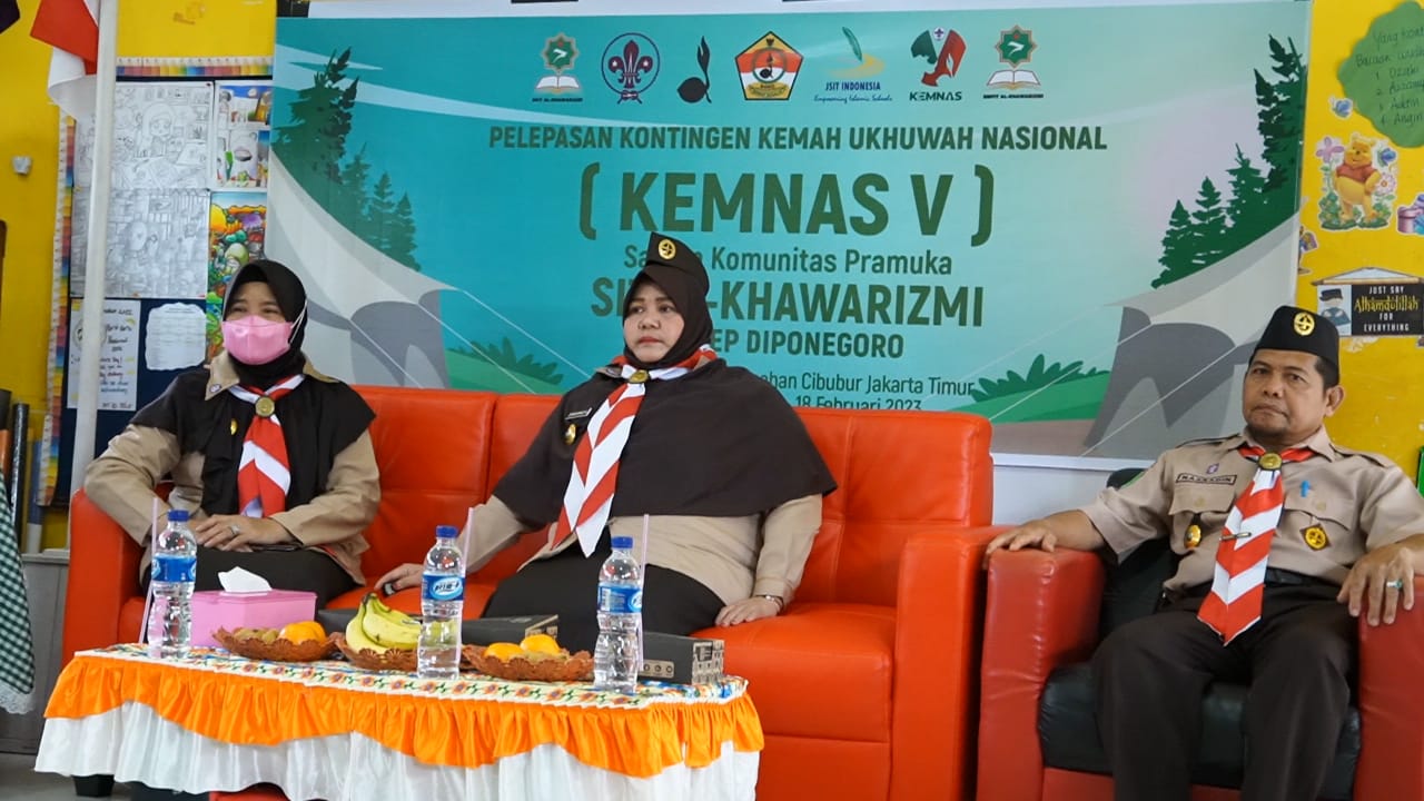Ketua Kwarcab Paser Lepas Peserta Pramuka SMPIT Al - Khawarizmi Tanah Grogot