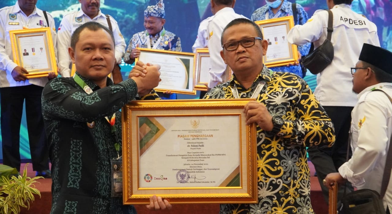 Bupati Fahmi Terima Penghargaan dari Menteri Desa Pembangunan Desa Tertinggal dan Transmigrasi di Bondowoso 
