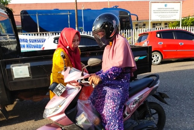 Dharma Wanita Persatuan Kabupaten Paser Peringati Hari Kartini dengan  turun ke jalan berbagi takjil
