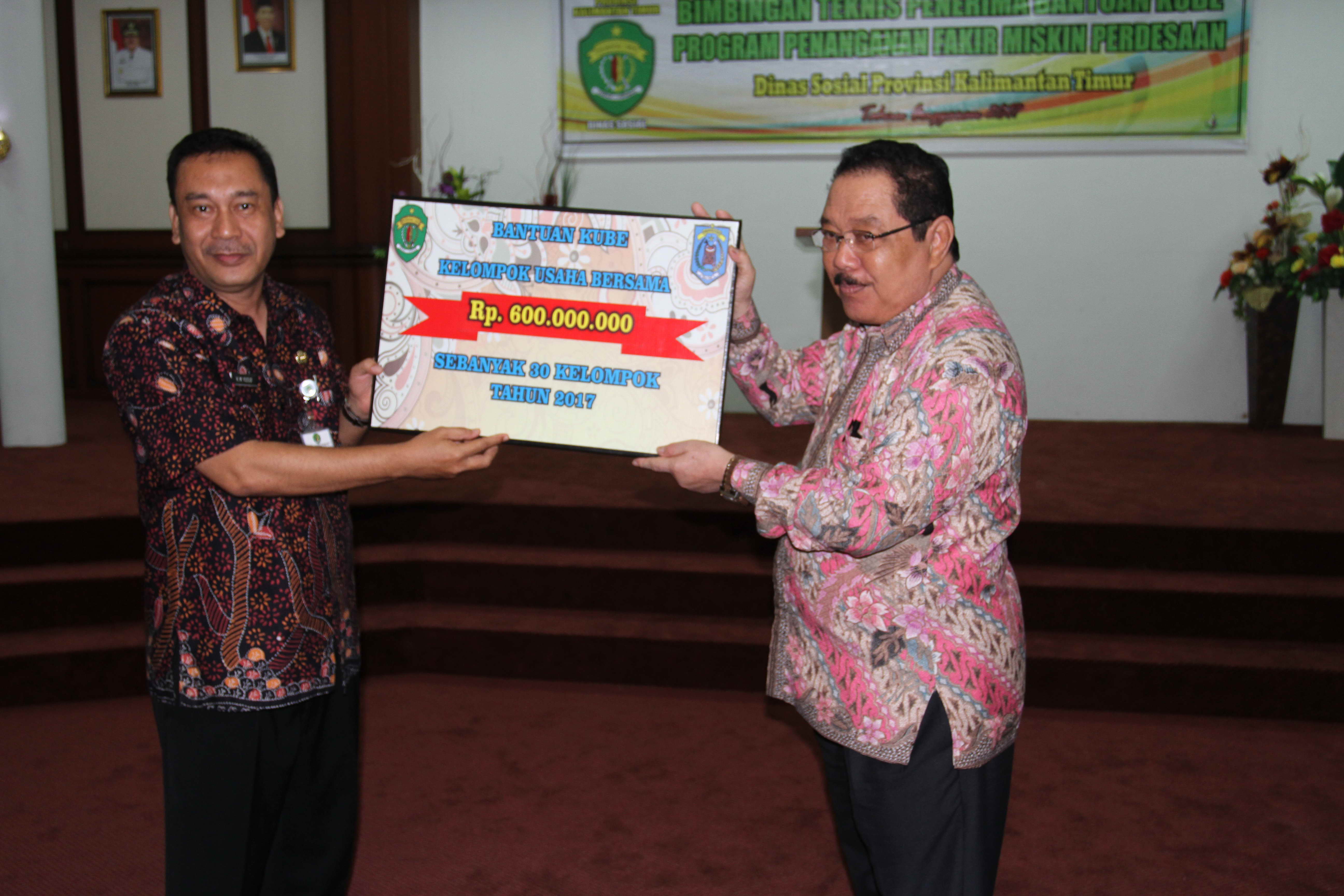 Bupati Serahkan Bantuan KUBE Kepada 30 Kelompok