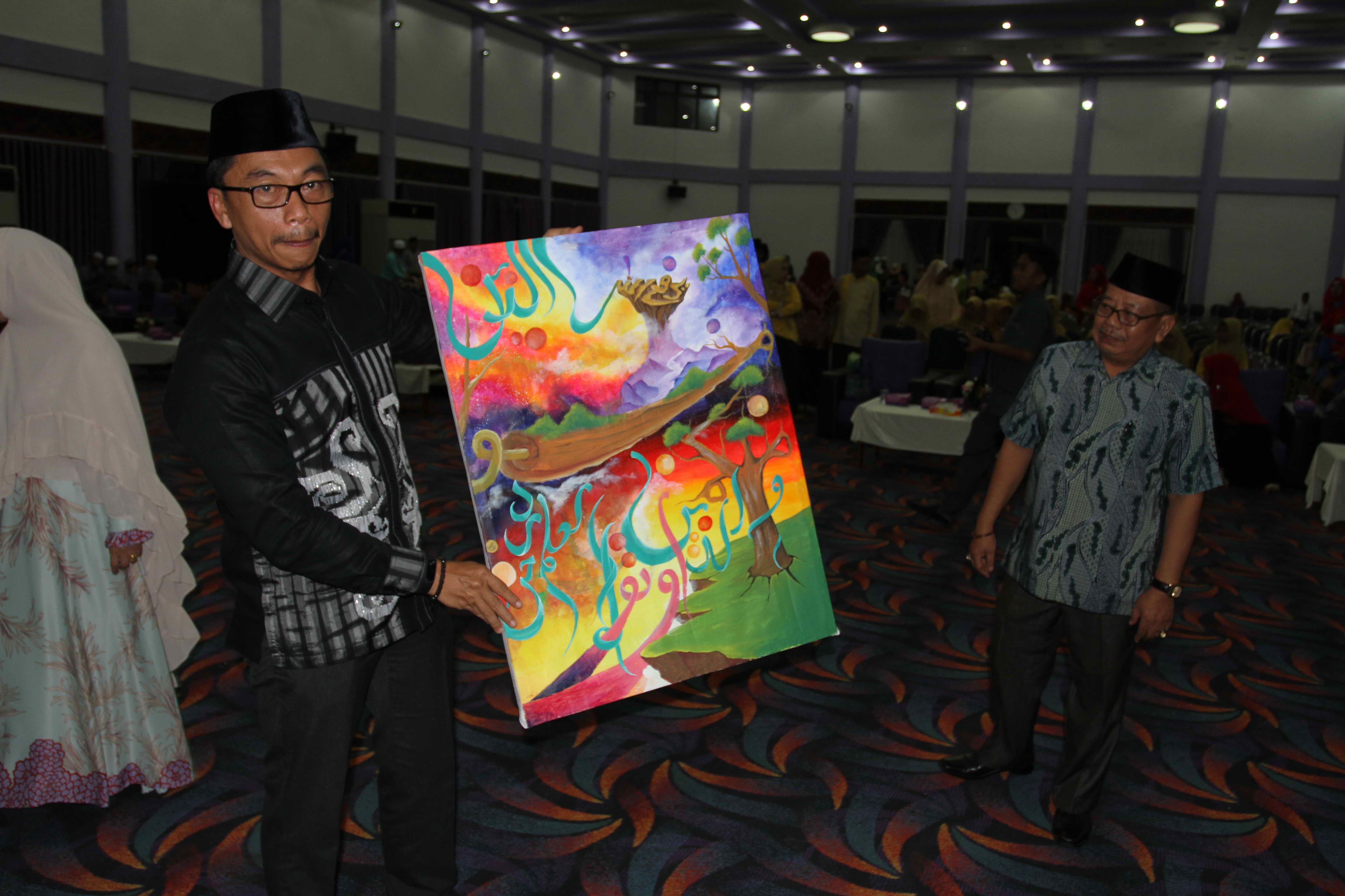Suasana Meriah Warnai Penutupan STQ Lukisan Kaligrafi di Borong Pejabat dan Camat