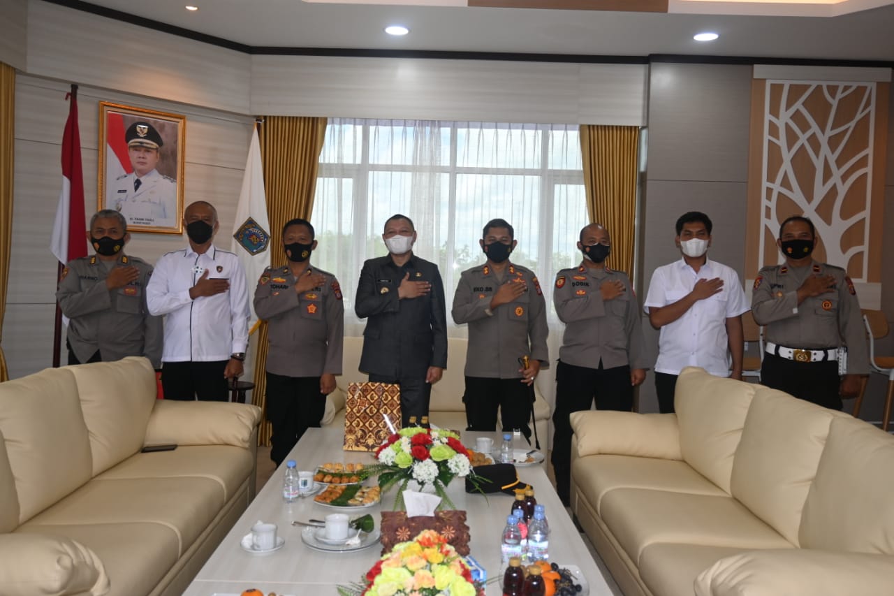 Bupati Potong Tumpeng di Hari Bhayangkara
