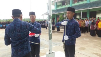 MAN IC Gelar Upacara Kesaktian Pancasila; Bertepatan Hari Batik Nasional Peserta Gunakan Batik 