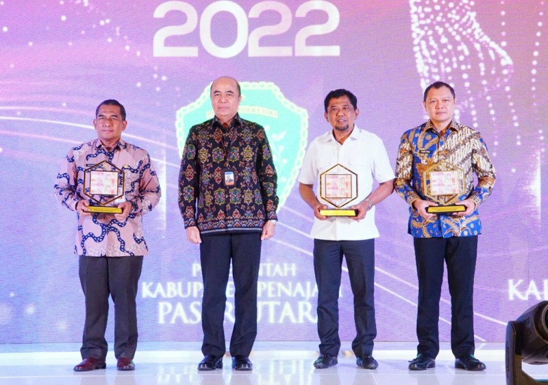 Kabupaten Paser menerima Anugerah penghargaan Mitra Strategis Pengembangan Ekonomi Daerah