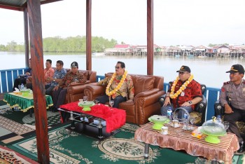 Dengan Anggaran PISEW, Bupati Tinjau Dermaga Pelabuhan Ikan Desa Lori