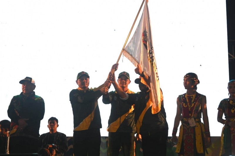 Bupati Fahmi Terima Bendera Porprov Kaltim Sebagai Tuan Rumah 2026