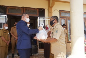 Warga Desa Kersik Bura Terkonfermasi  Reaktif Covid-19, Bupati Serahkan Bantuan Sembako  