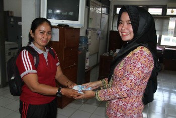 KNPI Kuaro Serahkan Bantuan Gempa Lombok