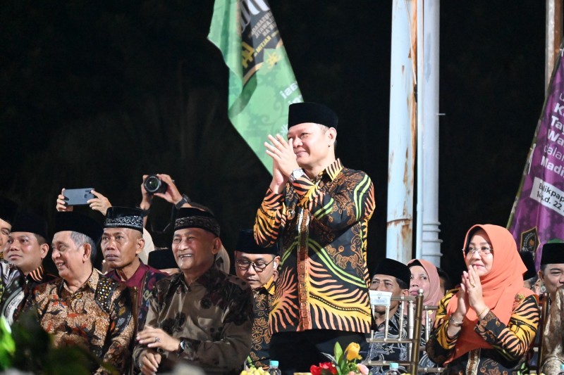 Bupati Fahmi Memberikan Standing Applause Kepada Kafilah Paser