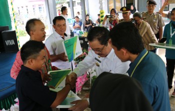 Bupati Launching BPJS Ketenagakerjaan di Desa Padang Jaya