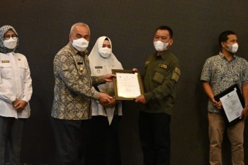 Masitah Dampingi Ngatno Terima Penghargaan Jambu Biji dan Jambu Air 