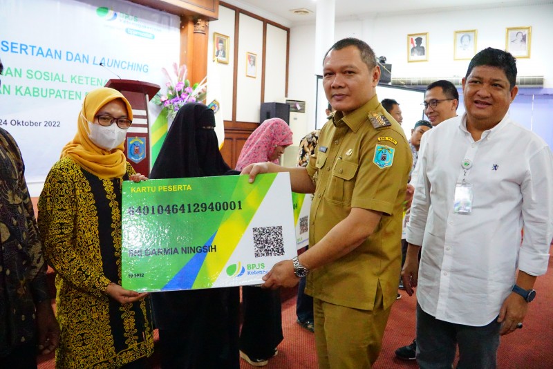 Bupati  Fahmi Menyerahkan Kartu BPJS Ketenagakerjaan sebanyak 32.268 kepada Pekerja Rentan  Kabupaten Paser