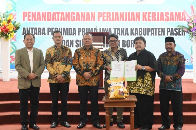 Bupati Hadiri Penandatanganan Perjanjian Kerjasama Antara Perumda Prima Jaya Taka Kabupaten Paser Dengan PT Sinar Pangan Borneo