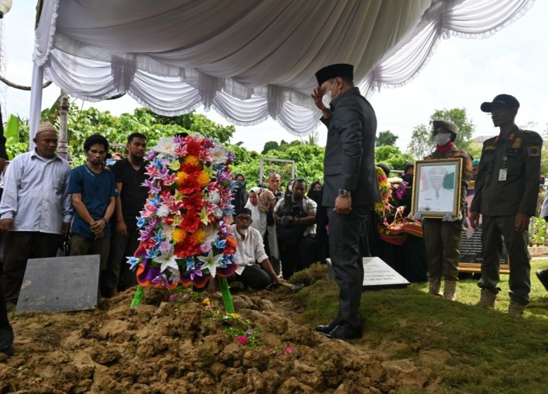 Pimpin Upacara Pemakaman, Bupati Fahmi Siap Terus Lanjutkan Pembangunan di Kabupaten Paser