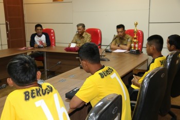 Wabup Berikan Apresiasi Tim Sepak Bola LDN Desa Bekoso 