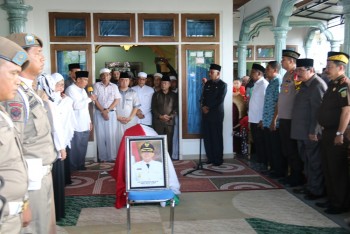 Berbagakai Kalangan Sambut Jenazah HM Mardikansyah,   Dilepas Melalui Upacara Sipil