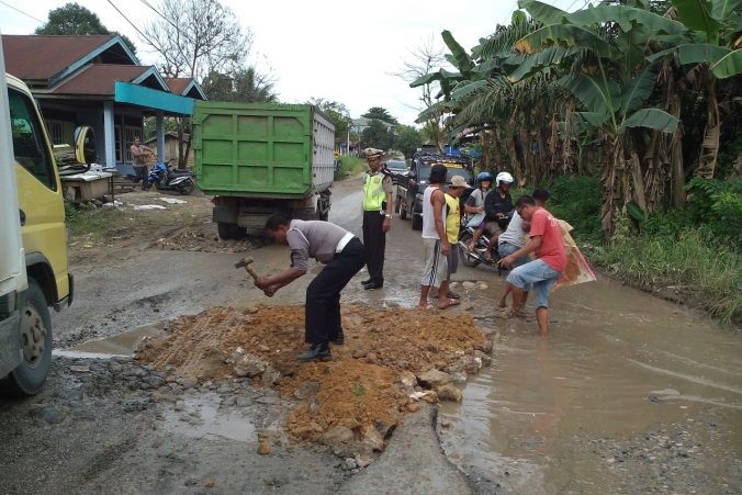 Bupati: Jalan Negara di Lombok Harus Segera Diperbaiki