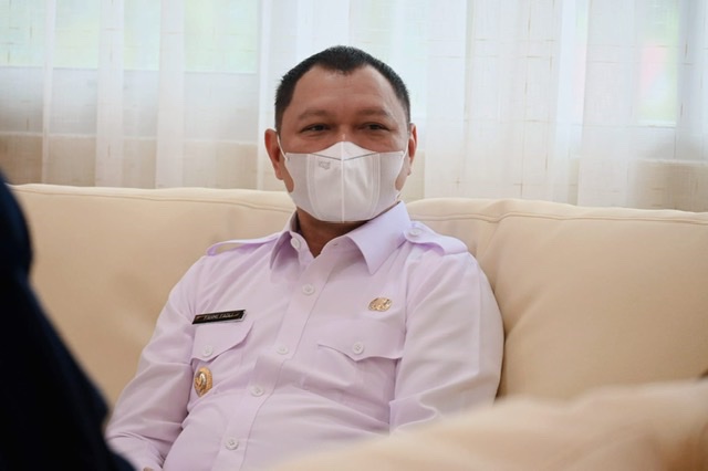 Keluhkan Jajaranya Lambat, Bupati Fahmi: Kalau Perlu Kita  Sewa Helikopter Salurkan Bantuan