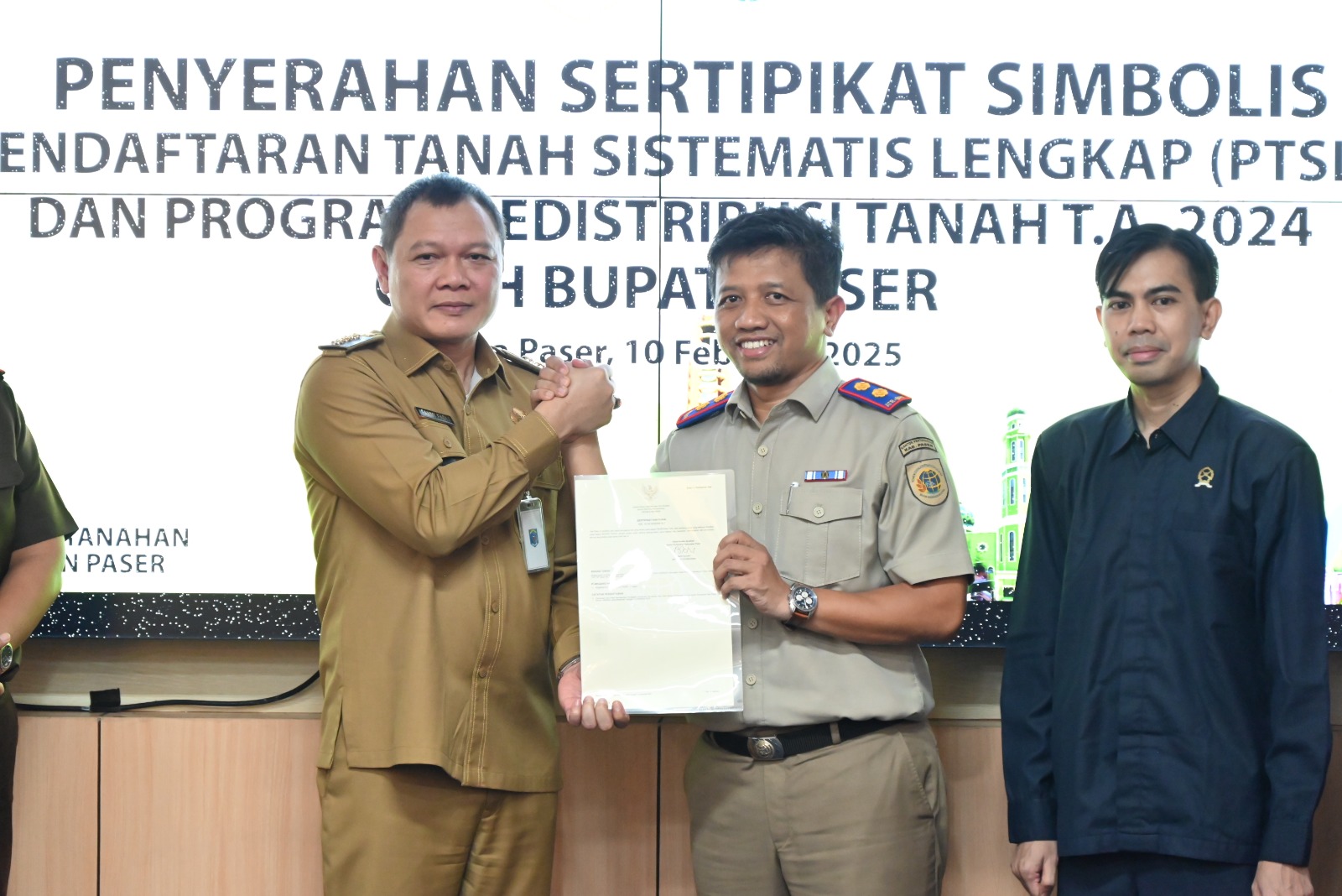 Serahkan Sertifikat Tanah Secara Simbolis, Bupati Apresiasi Pertanahan Kabupaten Paser Dalam Pelaksanaan Program PTSL 2024