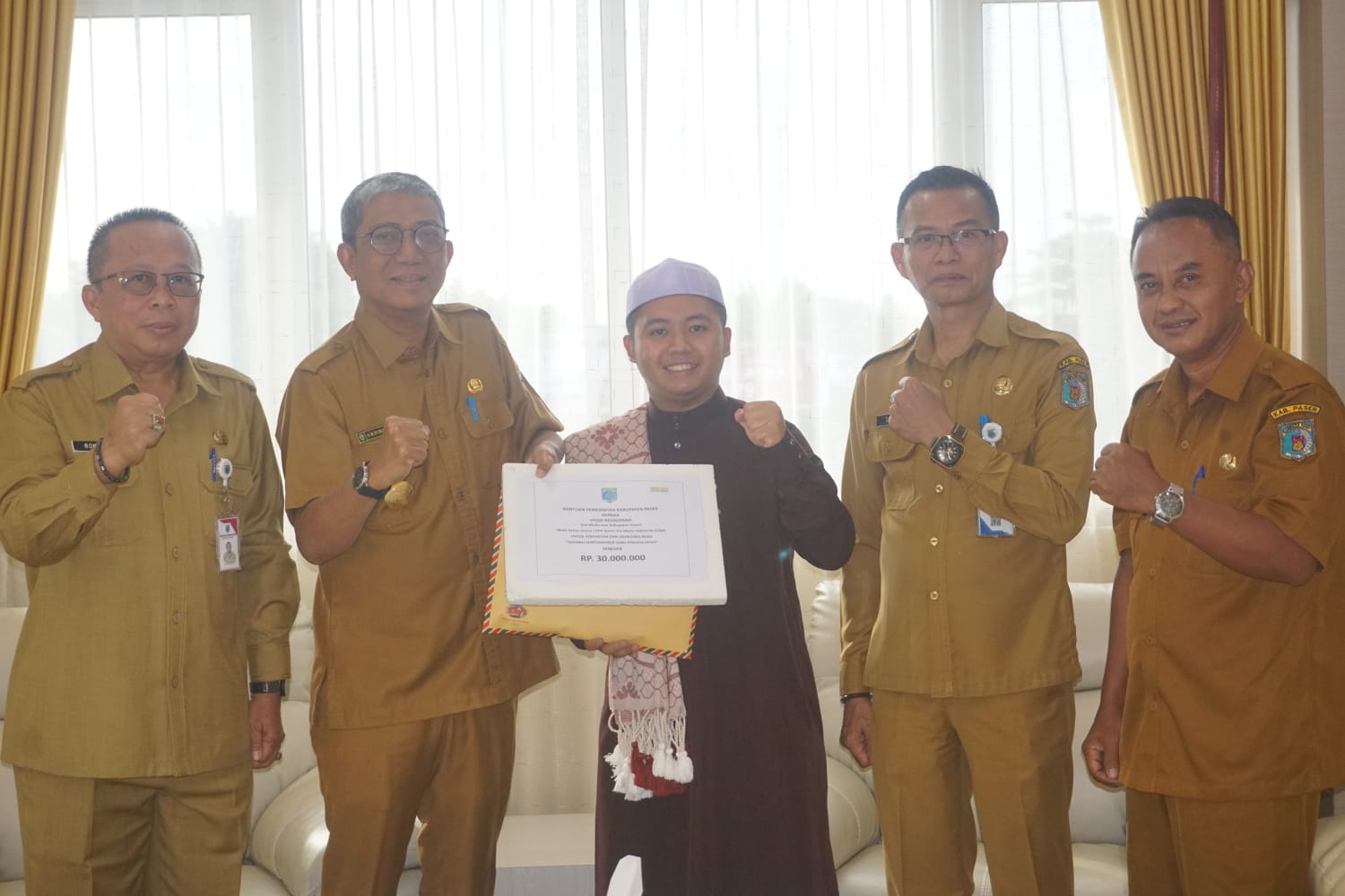 Bentuk Dukungan dan Apresiasi Pemkab Paser Dalam Pengembangan Dakwah, Pjs. Bupati Paser Serahkan Bantuan Kepada Da'i Muda