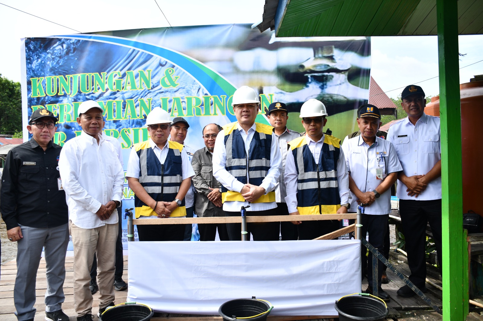 Bupati Paser Resmikan Pemasangan Pipa Air Bersih di Kampung Warna Warni Desa Janju