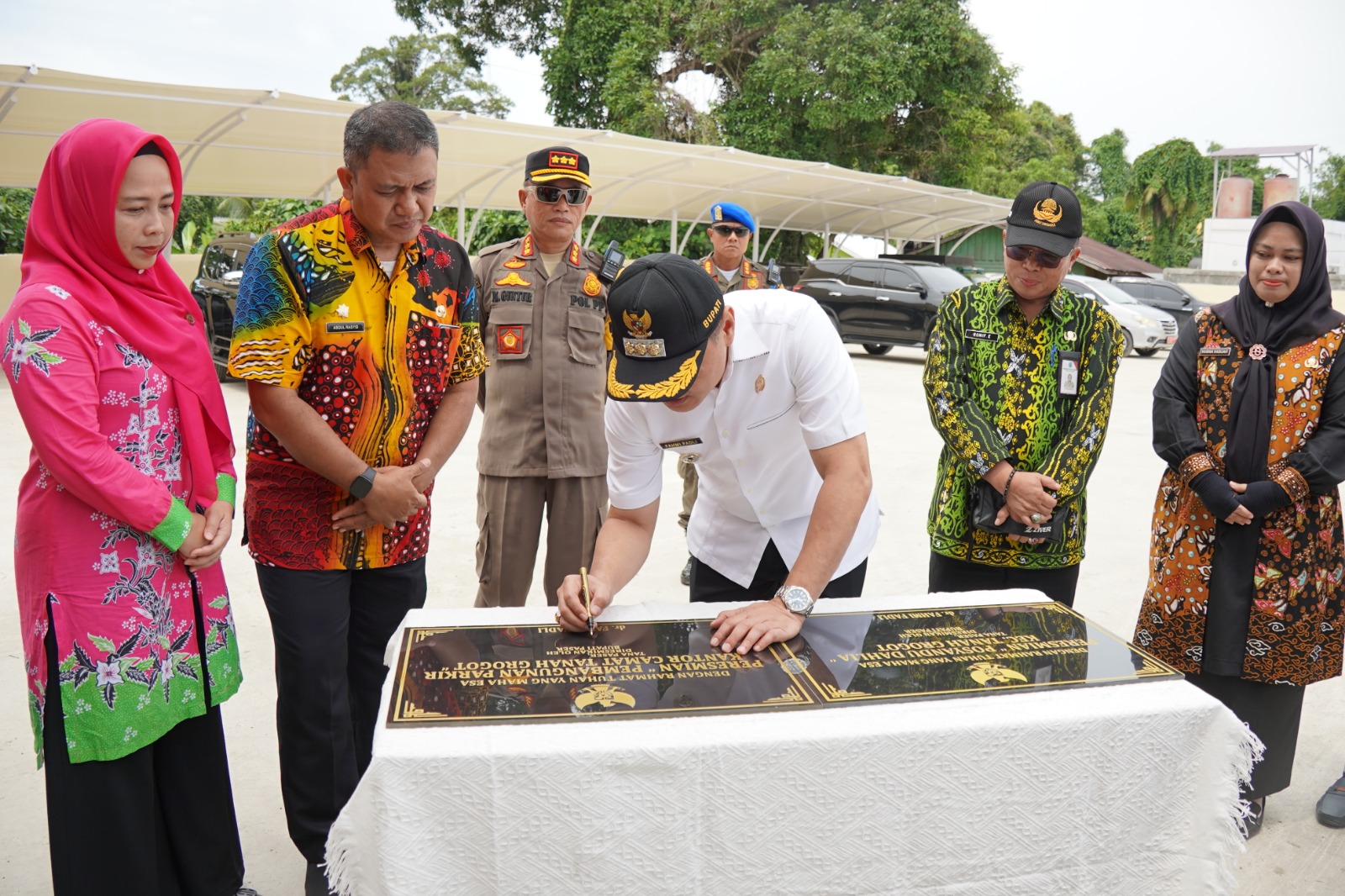 Bupati Paser Resmikan Lahan Parkir Kantor Kecamatan dan Bangunan Posyandu