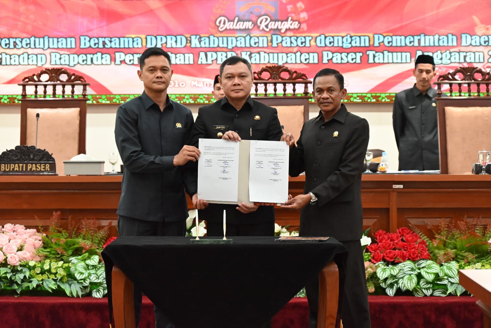 Bupati Paser Bersama DPRD Mengesahkan Raperda P-APBD 2024