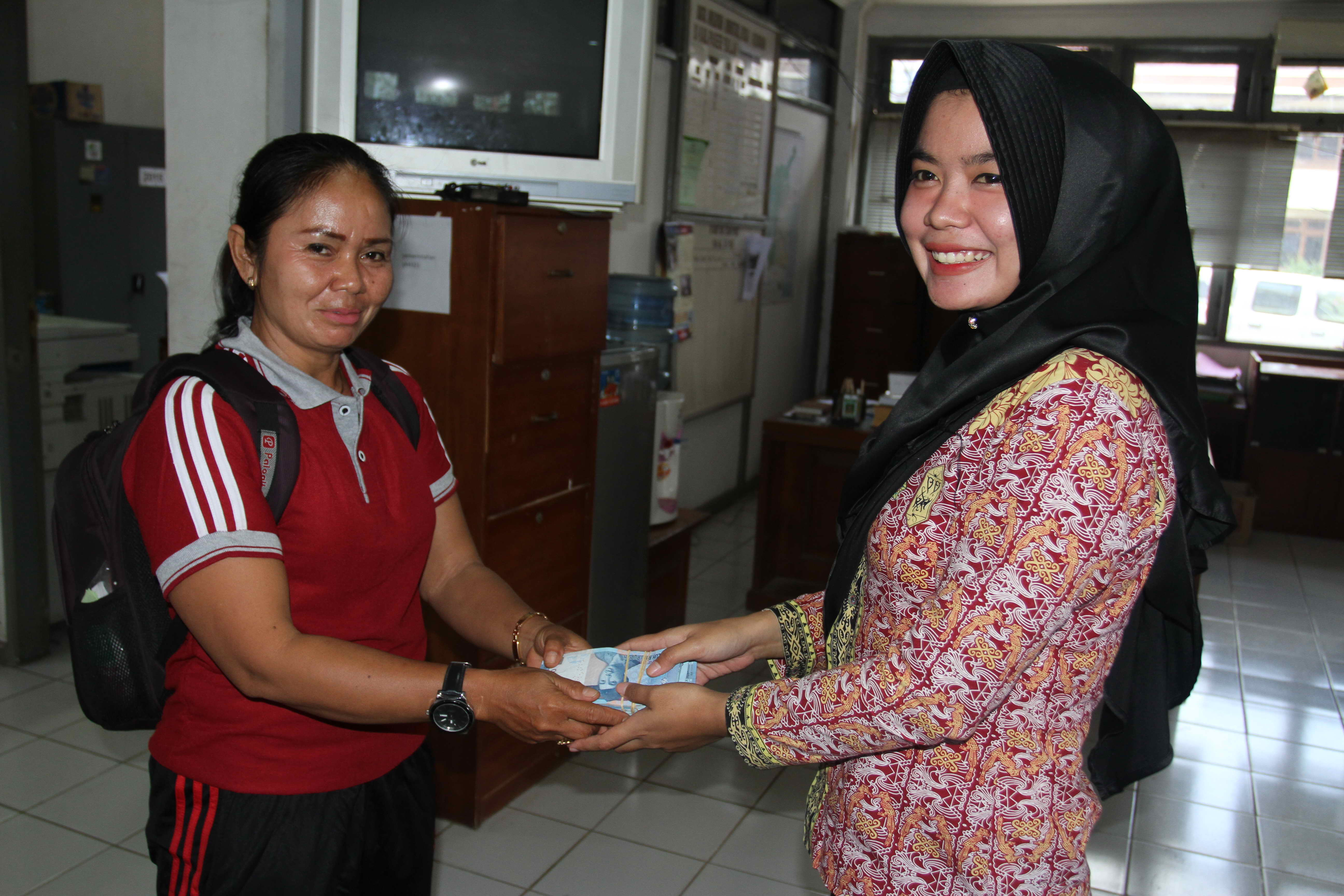 KNPI Kuaro Serahkan Bantuan Gempa Lombok