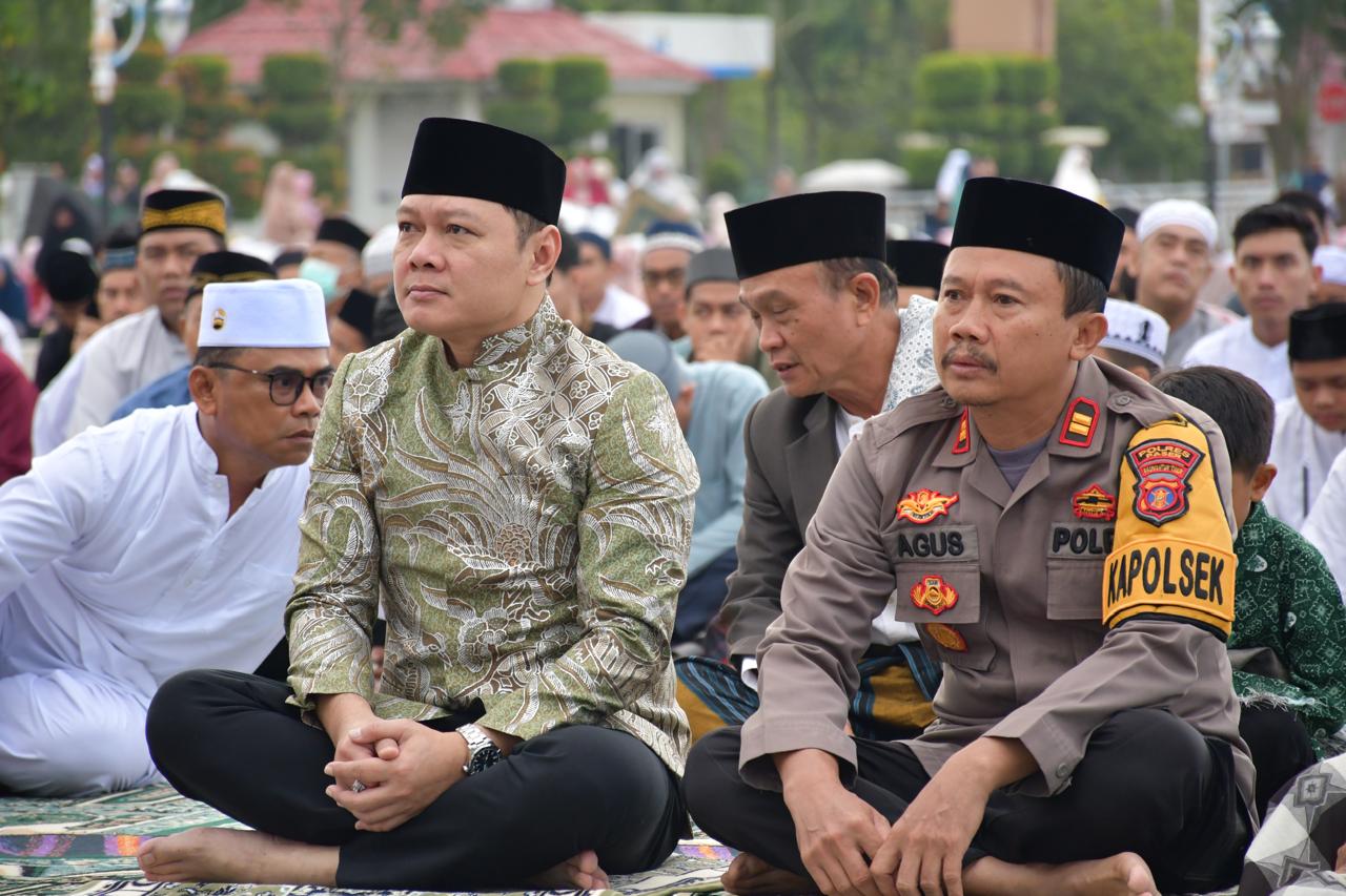 Ikuti Sholat Idul Adha di Lapangan Pemkab Paser, Bupati Sampaikan Harapan di Momen Idul Adha