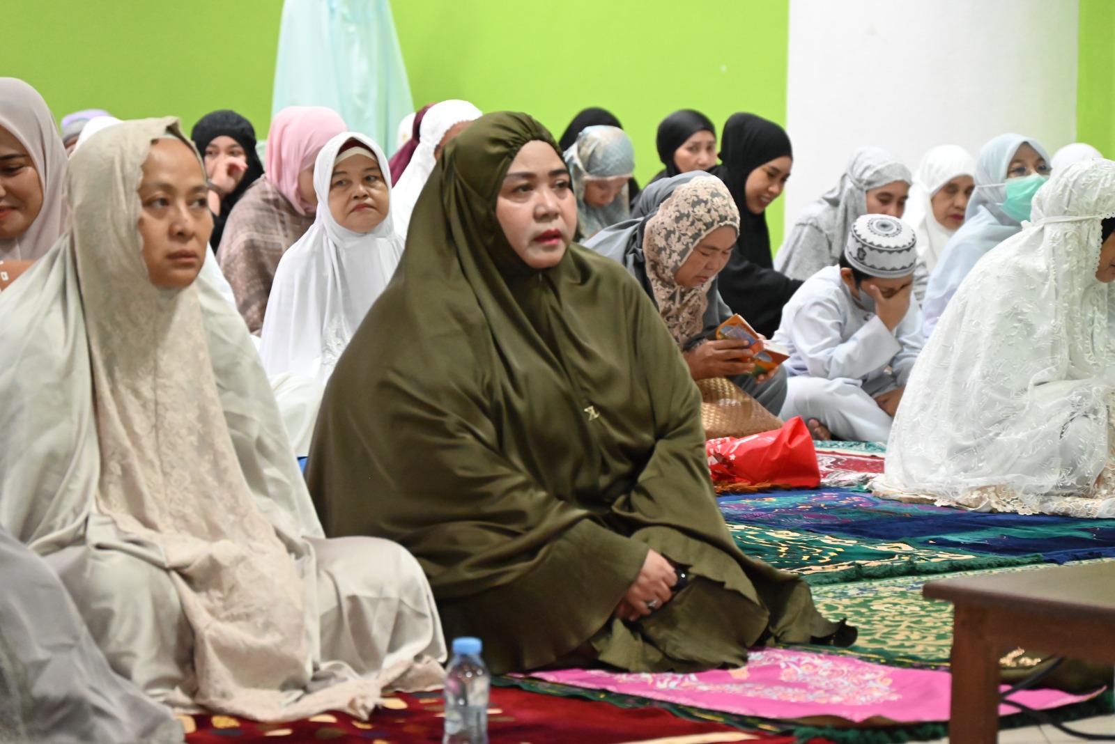 Laksanakan Sholat Idul Adha di Mesjid Wabup Masitah sapa dan bersalaman dengan masyarakat 