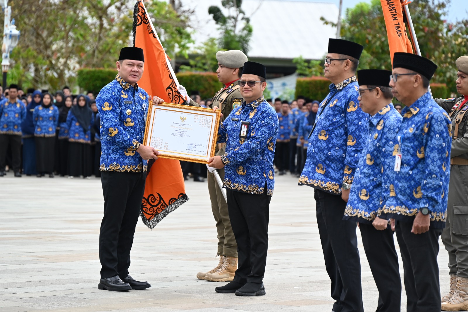 Bupati Serahkan Penghargaan Kepada Perangkat Daerah Pada Apel Korpri   