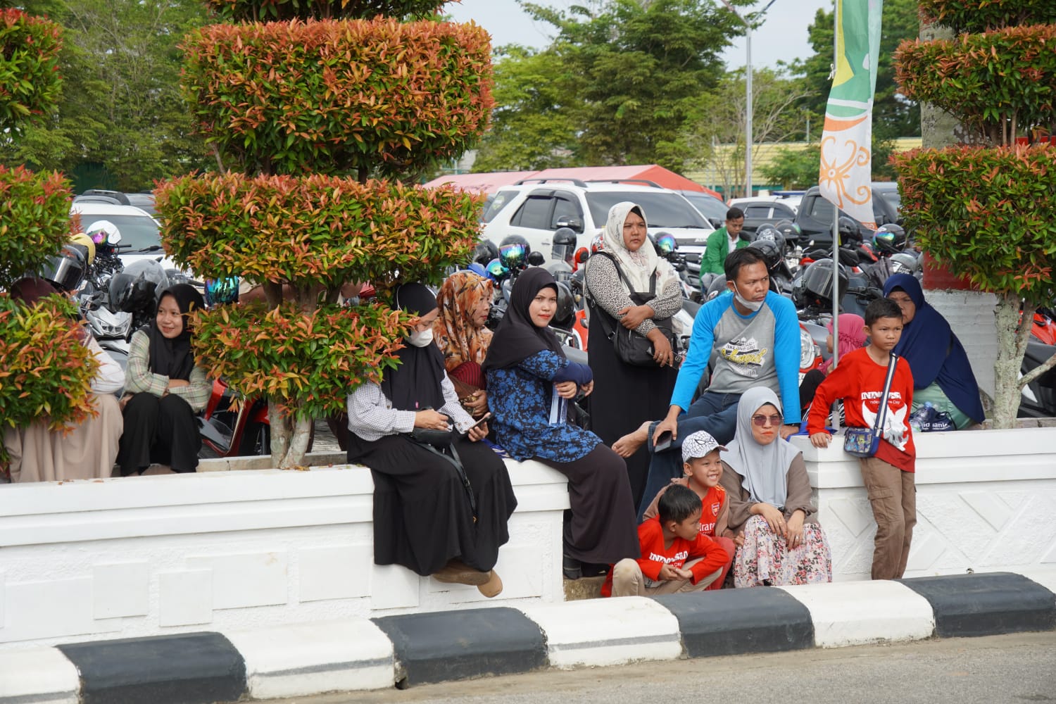 Warga Antusias Saksikan Langsung Upacara Peringatan HUT KE 79 RI di Halaman Kantor Bupati Paser