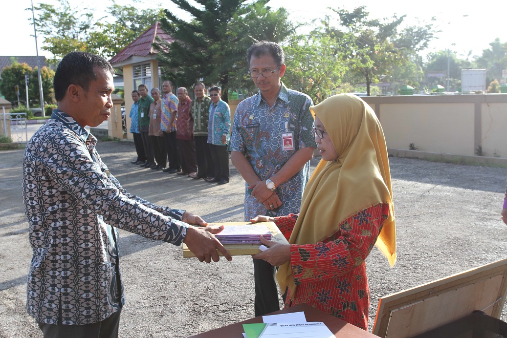 Humas Serahkan Arsip Dokumentasi ke Arsip Daerah