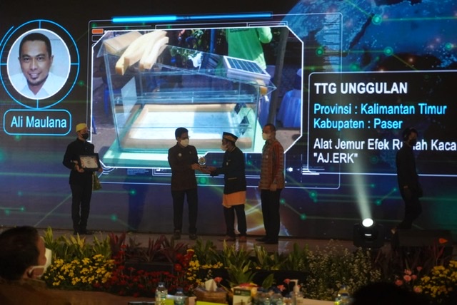 Bersama Bupati Fahmi, Inovator Paser Ali Maulana Terima Penghargaan dari Mendes PDTT Sebagai Juara Unggulan Nasional