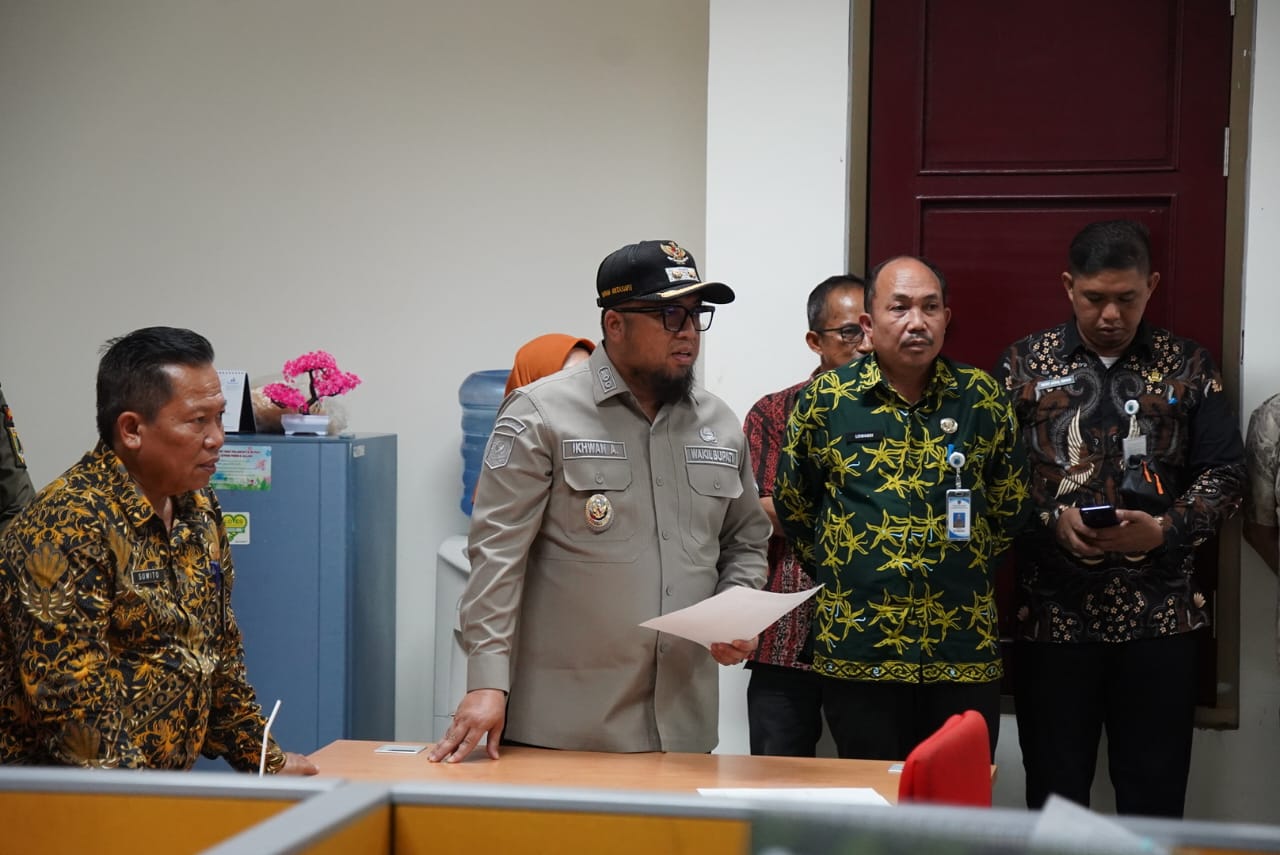 Tidak Mau Kerja, Mundur