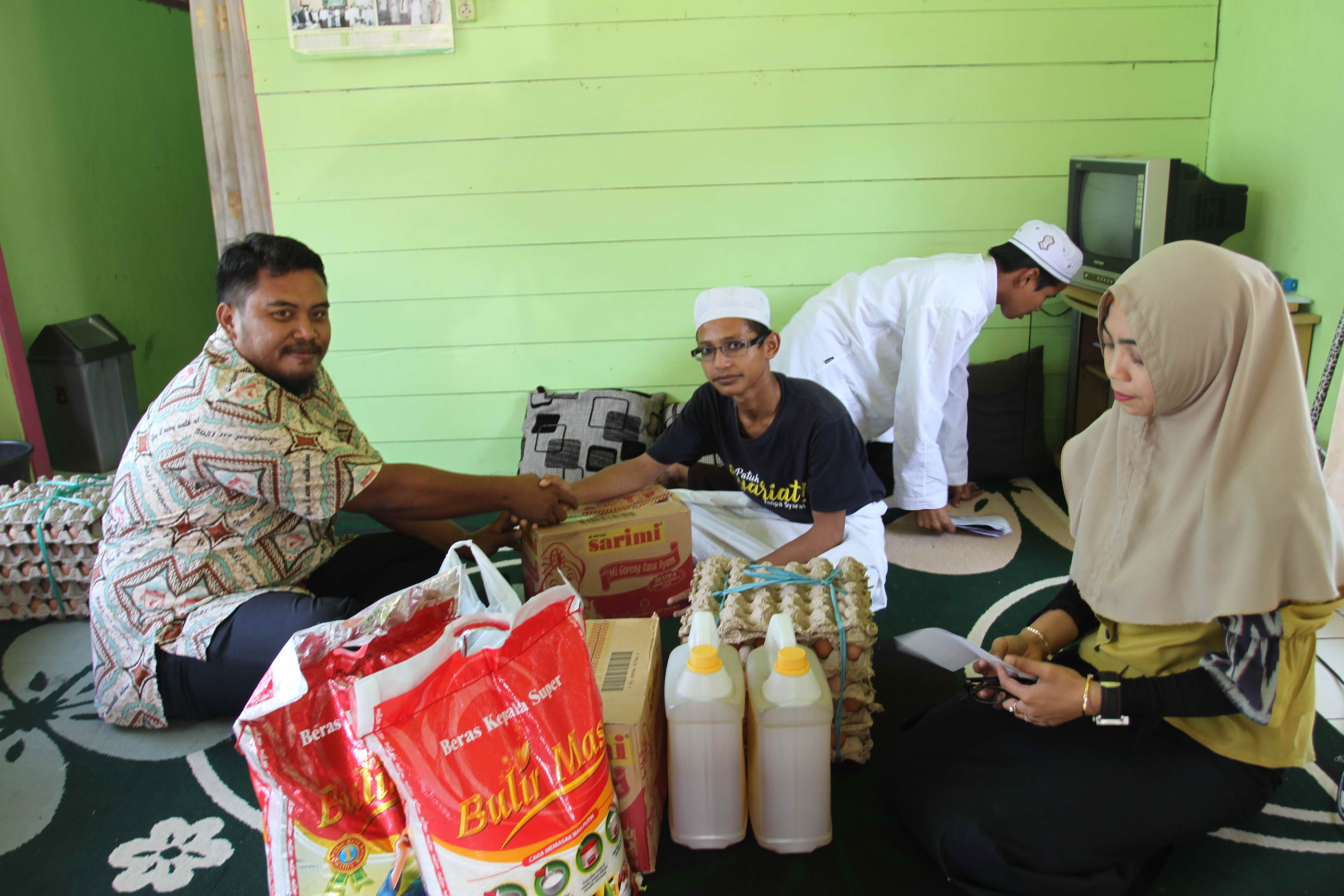 Panitia Lomba Hut ke-72 RI Setda Paser,  Serahkan Bantuan Sembako ke Ponpes Fastabiqul Khairat