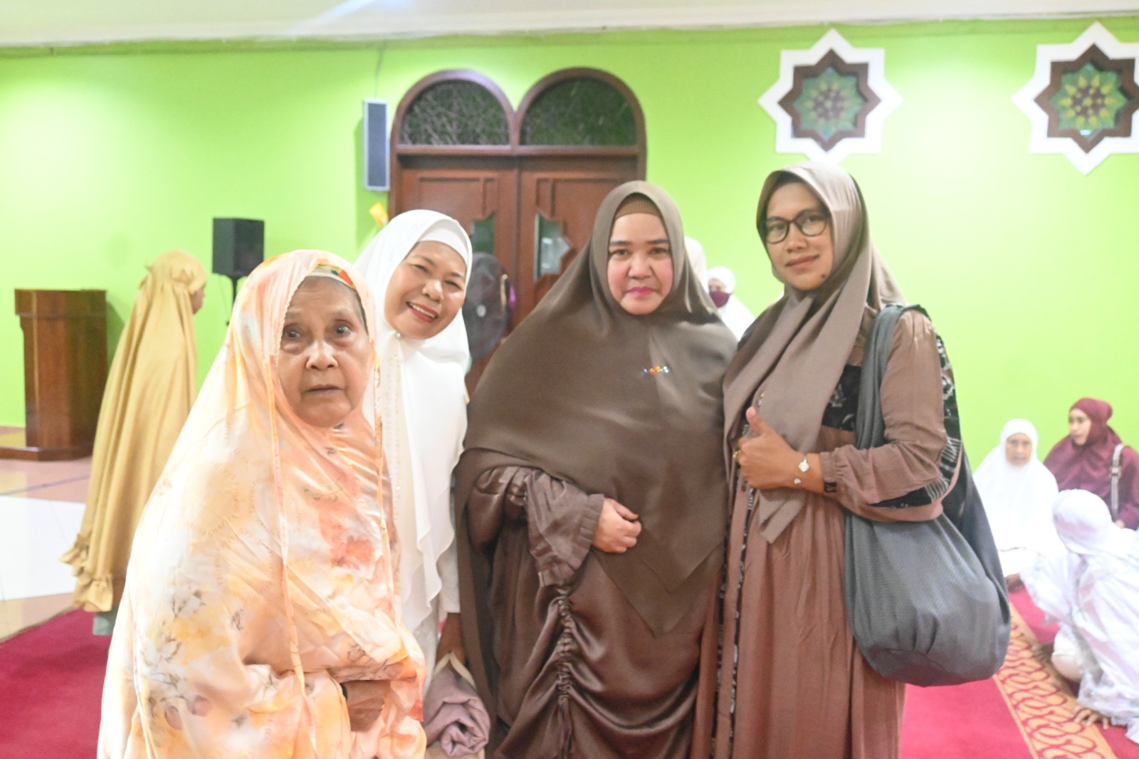 Wabup Masitah Sholat Idul Adha di Mesjid Nurul Falah, Warga Ajak Berfoto