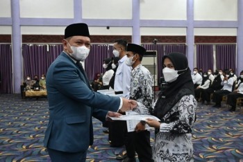 Serahkan SK PNS & P3K, Bupati Fahmi Ingatkan & Titip Pesan