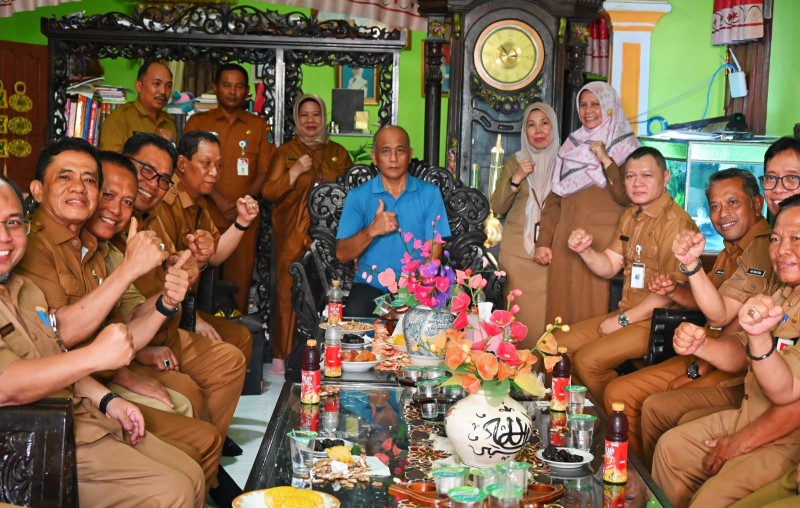 Bupati Sambangi 2 Pejabat Yang Memasuki Purna Tugas