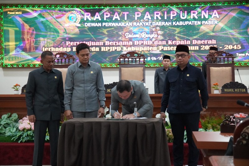 Bupati Bersama Ketua DPRD Kabupaten Paser Sahkan Raperda RPJPD 2025 - 2045