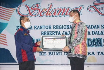 Bupati Fahmi Terima Dua Penghargaan BKN
