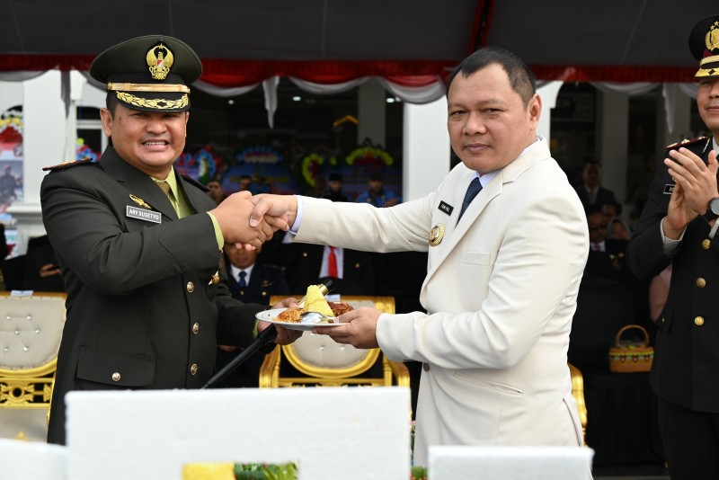 Bupati Paser Serahkan Tumpeng di HUT TNI ke-78