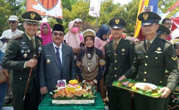 Bupati Paser Potong Tumpeng Rayakan HUT ke 74 TNI