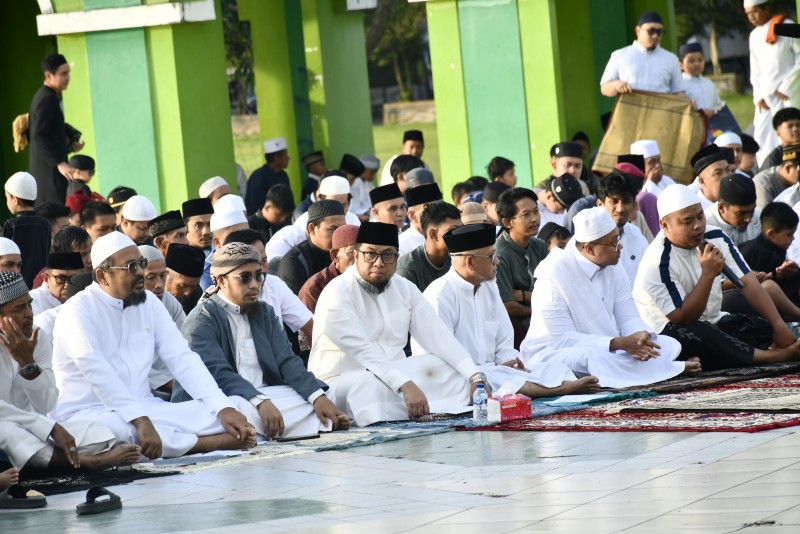 Wabup Ikhwan Laksanakan Sholat Idul Adha di Halaman Putri Petung