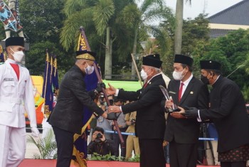 62 Tahun, Bupati Fahmi Terima 8 Panji dari Gubernur 