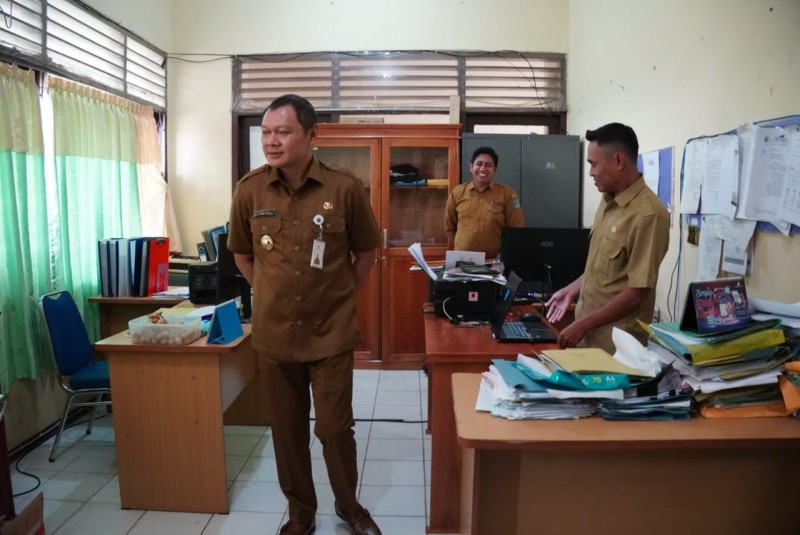 Tinjau Kantor Camat Kuaro, Bupati: Ini Ruangan Apa?