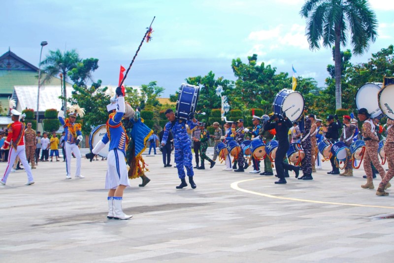 Sekda Lepas Kirab Drumband Yontarlat III Elang Latsitarda Nusantara XLIV 2024