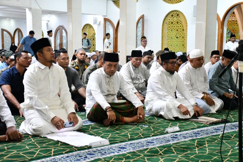 Rangkaian Safari Ramadan, Wabup Paser Bersama Gubernur dan Wakil Gubernur Salat Subuh Berjamaah di Mesjid Syuhada